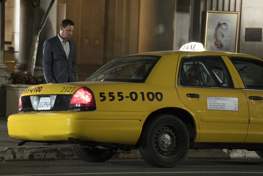Alex Karev (Justin Chambers) qui regarde le taxi partir
