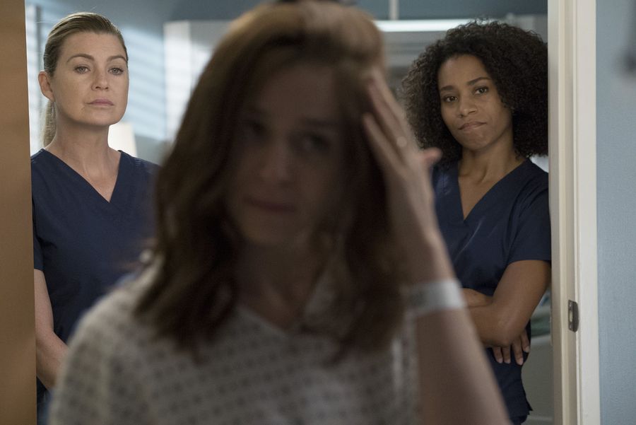 Meredith Grey (Ellen Pompeo), Maggie Pierce (Kelly McCreary) et Amelia Shepherd (Caterina Scorsone) qui se prépare pour son opération