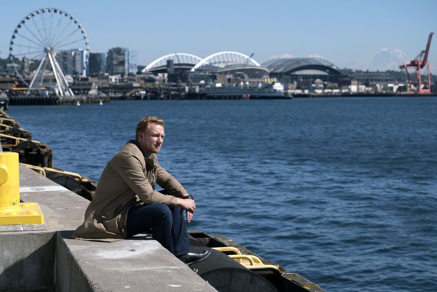 Owen Hunt (Kevin McKidd) sur un port