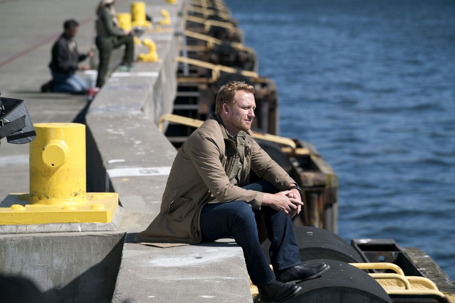 Owen Hunt (Kevin McKidd) sur un port