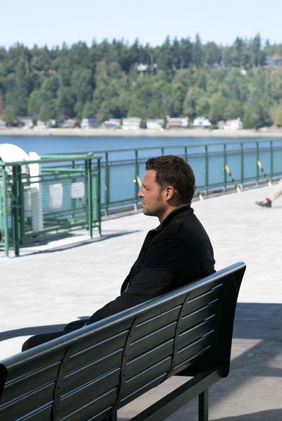 Alex Karev (Justin Chambers) sur un banc