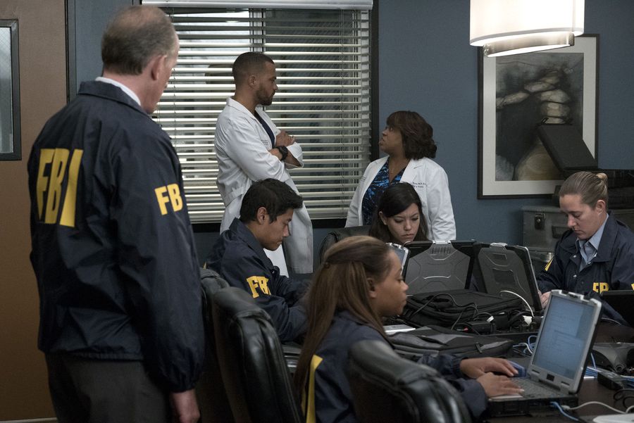 Miranda Bailey (Chandra Wilson) et Jackson Avery (Jesse Williams) avec le FBI