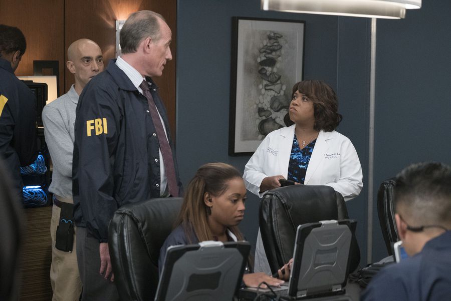 Miranda Bailey (Chandra Wilson) avec le FBI