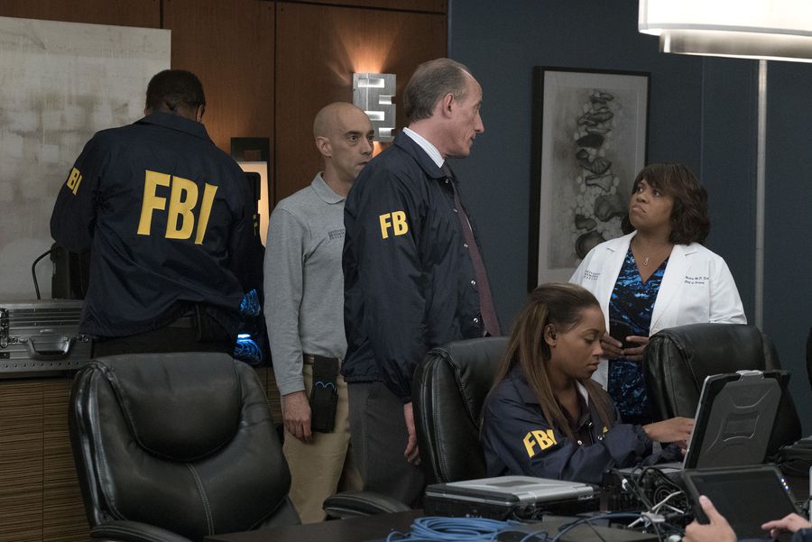 Miranda Bailey (Chandra Wilson) avec le FBI