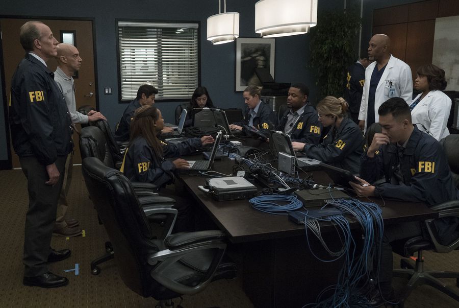 Miranda Bailey (Chandra Wilson) et Richard Webber (James Pickens Jr) avec le FBI