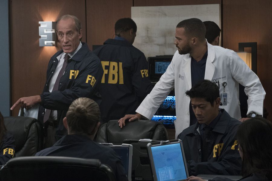 Jackson Avery (Jesse Williams) avec le FBI