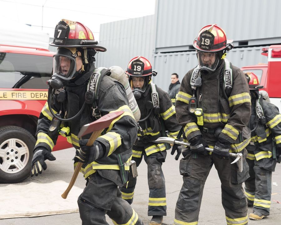 Image des pompiers en intervention, dans la série Station 19