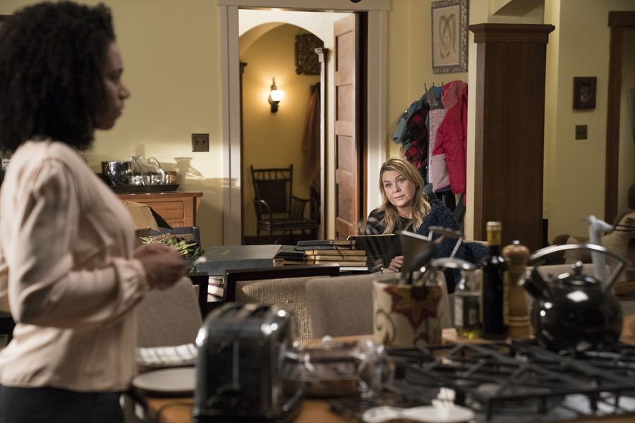 Maggie et Meredith discutant dans la cuisine 