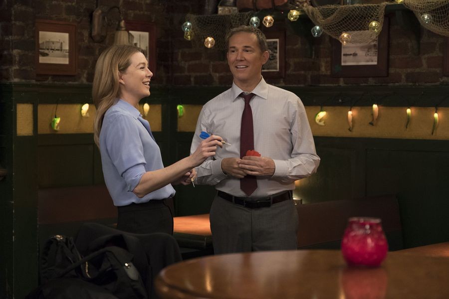 Meredith et un homme au bar 