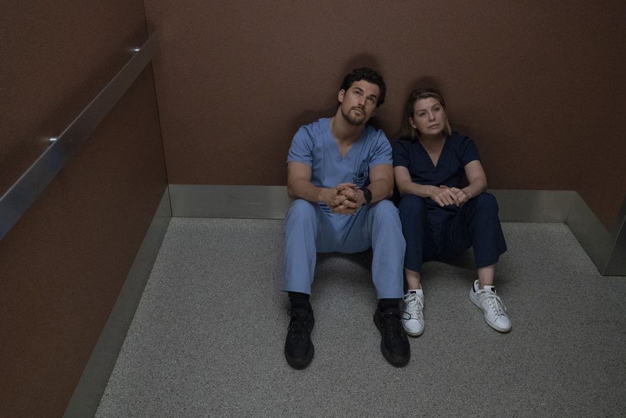 Meredith et Andrew dans l'ascenseur 