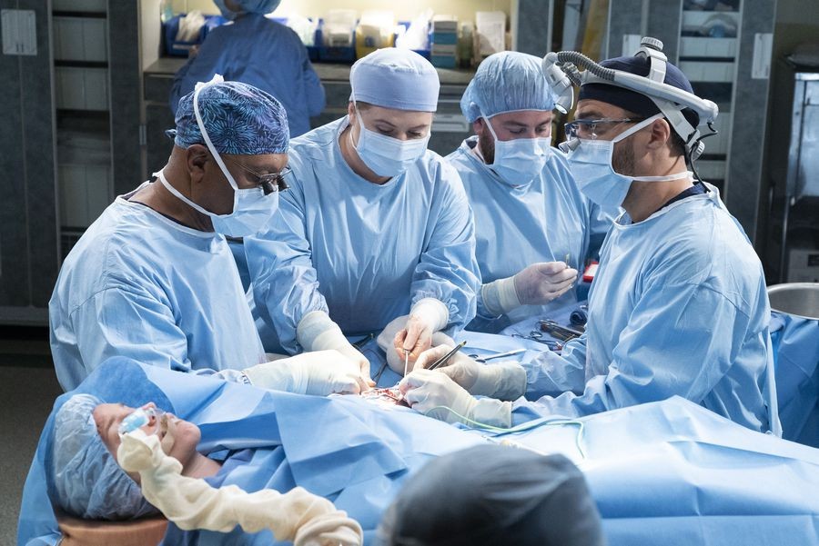 Les médecins durant l'opération