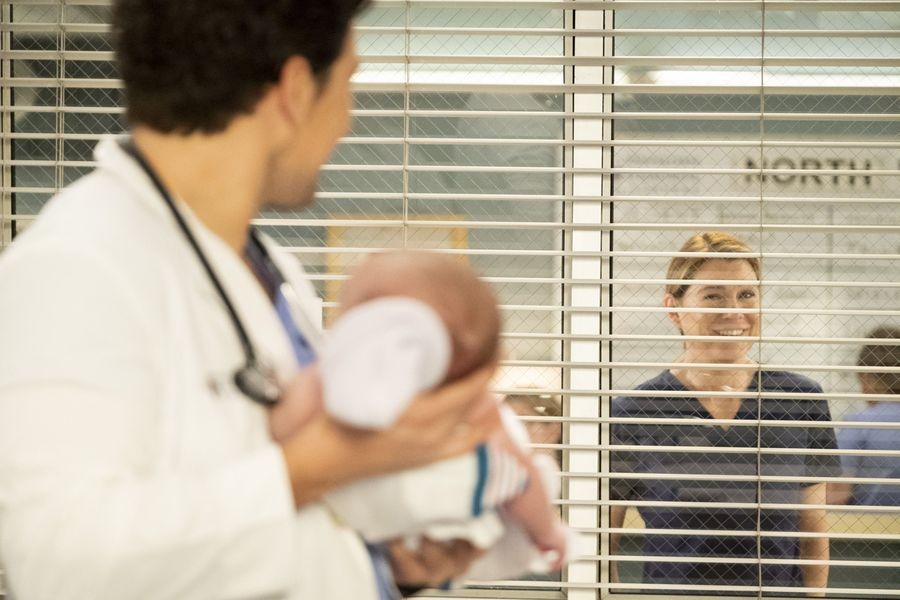 Andrew regardant Meredith avec un bébé dans les bras