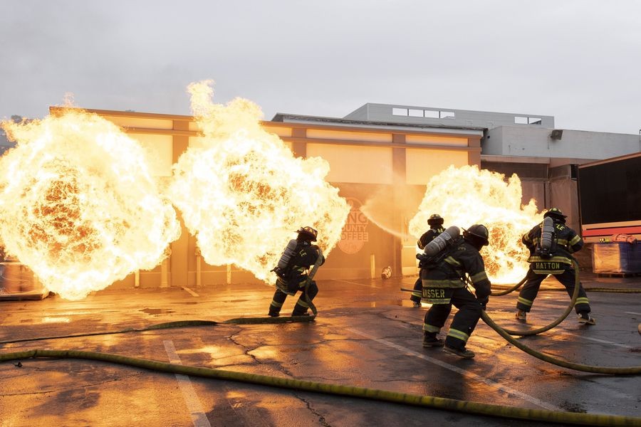 Les pompiers de Seattle facent aux flammes.