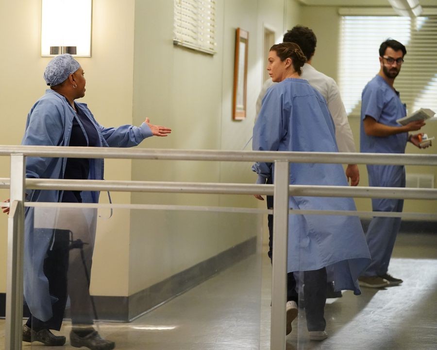 Meredith et Bailey dans le couloir