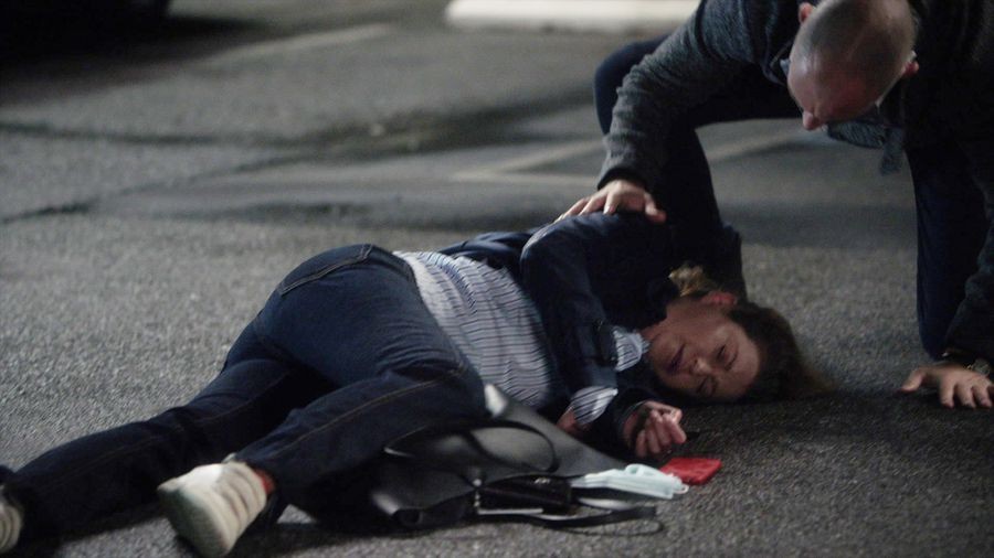 Meredith évanouie sur le sol 