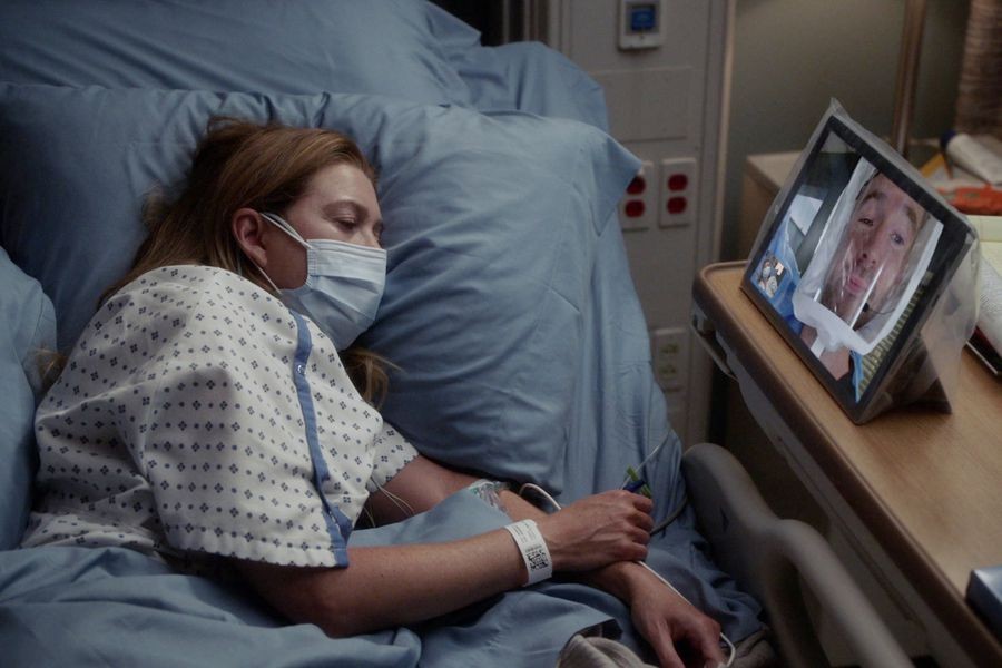 Meredith qui parle à travers une tablette à Cormac