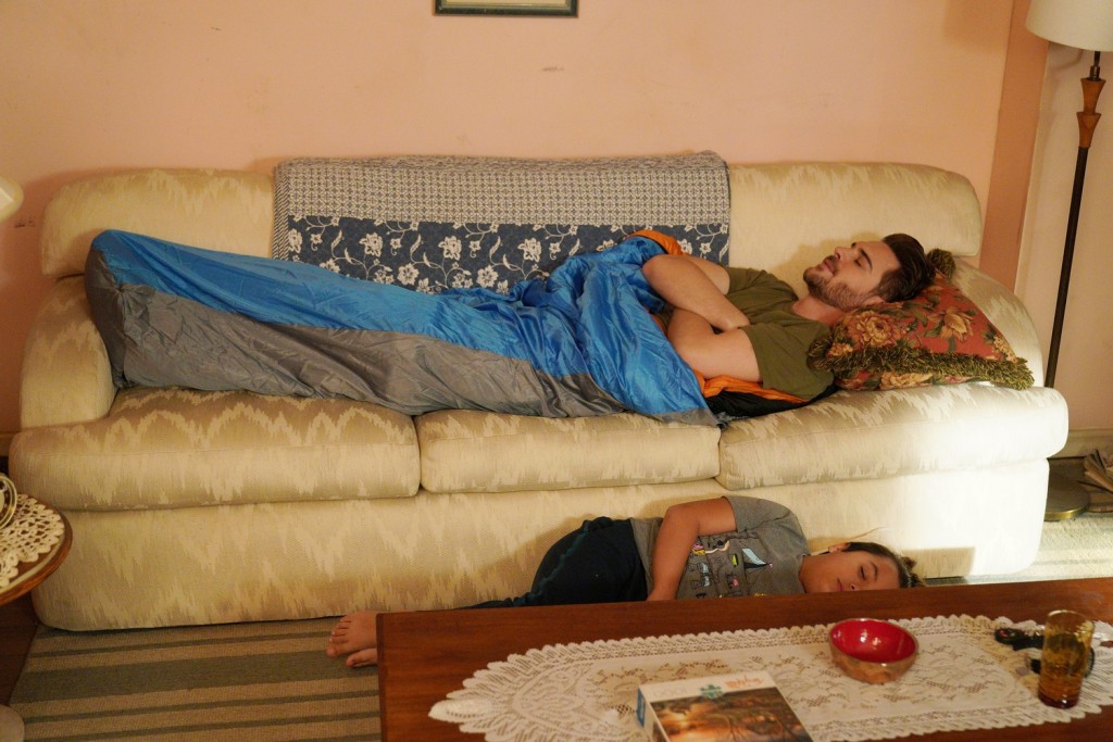 Jack Gibson (Grey Damon) dort sur le canapé