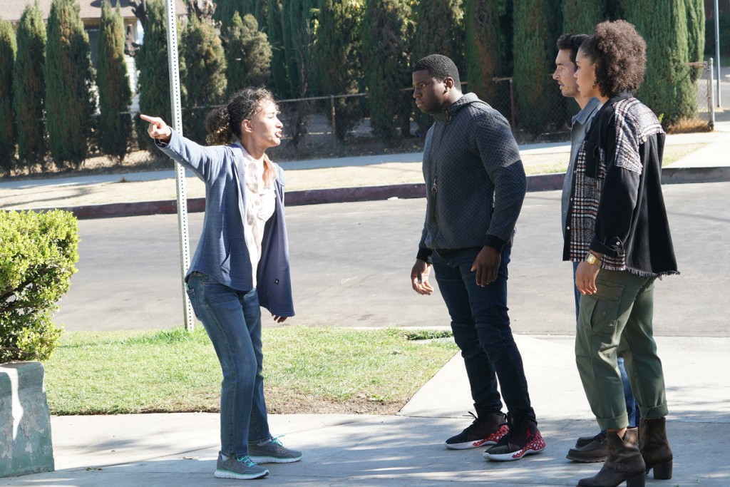Une femme demande de l'aide à Dean (Okieriete Onaodowan), Travis (Jay Hayden) & Vic (Barrett Doss)