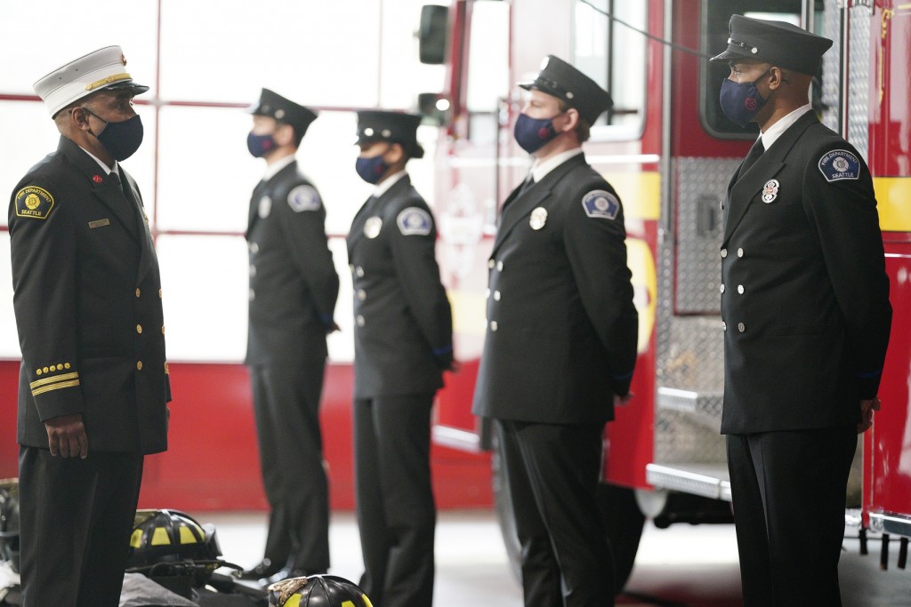Chef de Bataillon Gregory (Tom Wright) regarde les pompiers de la Station 19
