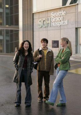 Cristina, George et Izzie devant l'hôpital 