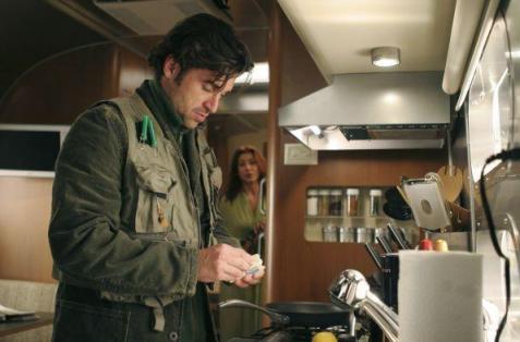 Derek et Addison dans la caravane