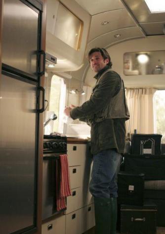 Derek dans sa caravane 
