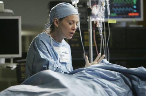 Meredith Grey qui se retrouve la main dans le corps de l'homme 
