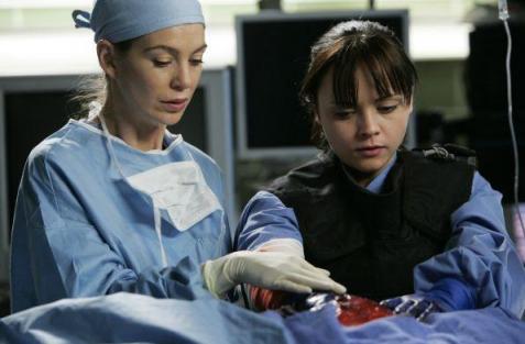 Meredith avec l'ambulancière 