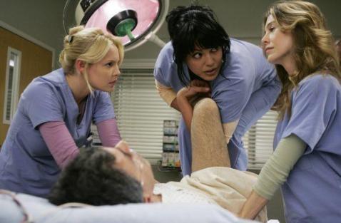 Izzie, Callie et Meredith avec un patient
