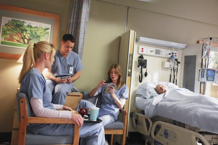 Izzie, Meredith et George dans la chambre d'un patient