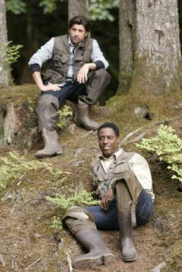 Derek et Preston assis dans la forêt