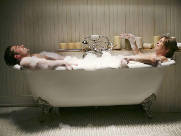 Meredith et Derek qui prennent un bain