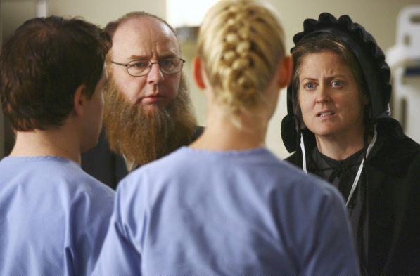 George et Izzie qui parlent aux parents d'une patiente