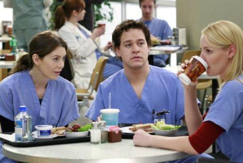Meredith, George et Izzie à la cafétéria