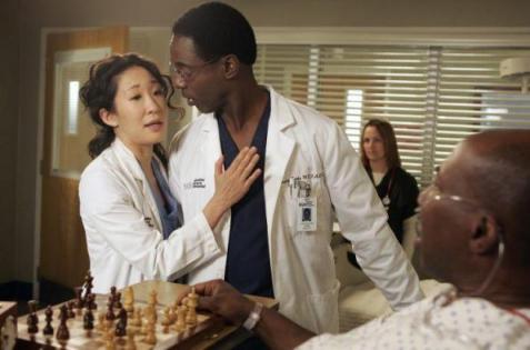 Cristina et Burke dans la chambre d'un patient