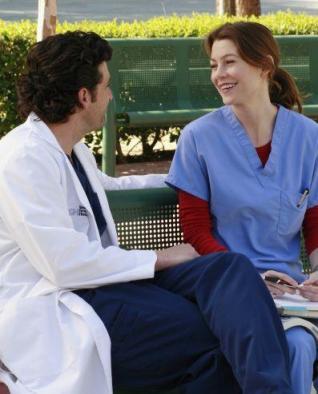 Meredith et Derek qui parlent dehors