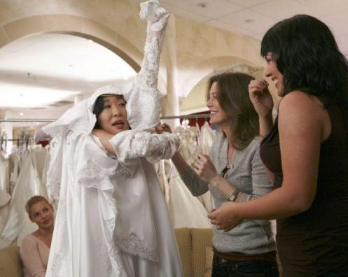 Cristina qui essaie une robe de mariée