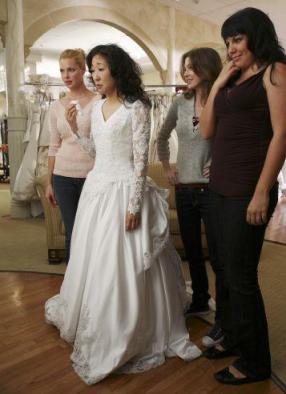Cristina et ses amies qui essaie une robe de mariée
