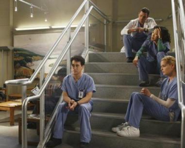 Les internes assis dans l'escalier de l'hôpital