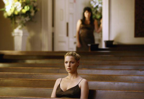 Izzie assise dans l'église, Callie qui l'observe