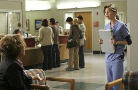 Meredith qui parle à la mère de Burke