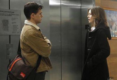 Meredith et George devant l'ascenseur