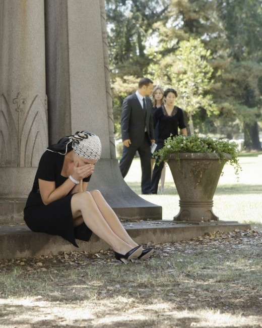 Izzie à l'enterrement de George