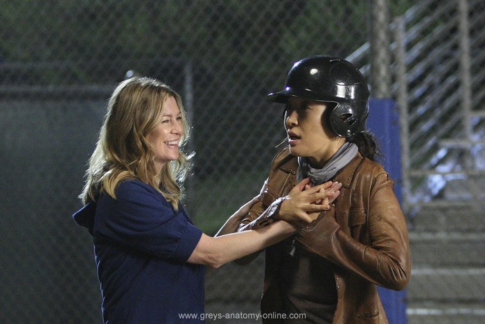 Meredith et Cristina qui jouent au baseball