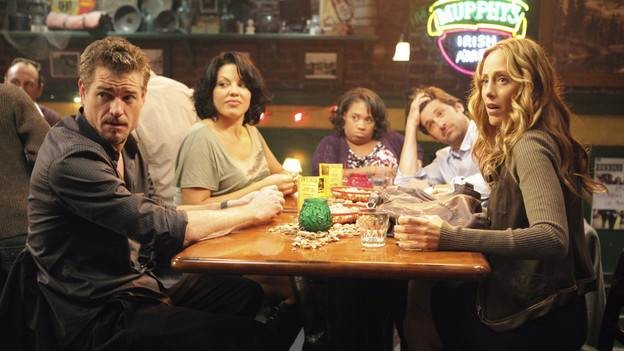 Mark, Callie, Bailey, Derek et Teddy au bar chez Joe