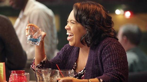 Miranda Bailey (Chandra Wilson) qui  boit un verre au bar de Joe