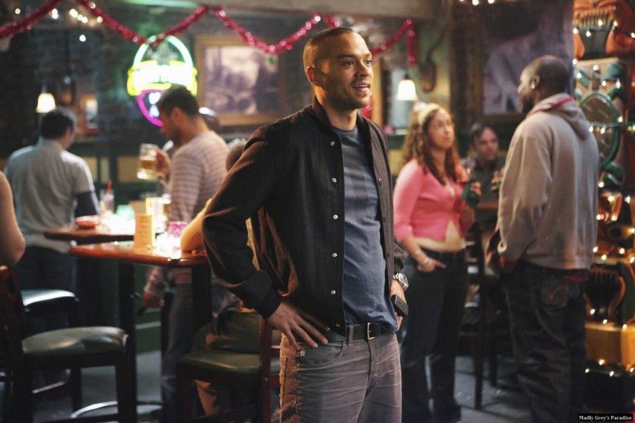Jackson Avery (Jesse Williams) au bar chez Joe