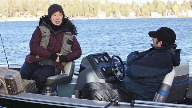 Cristina Yang (Sandra Oh) et Derek Shepherd (Patrick Dempsey) qui pêchent sur un bateau