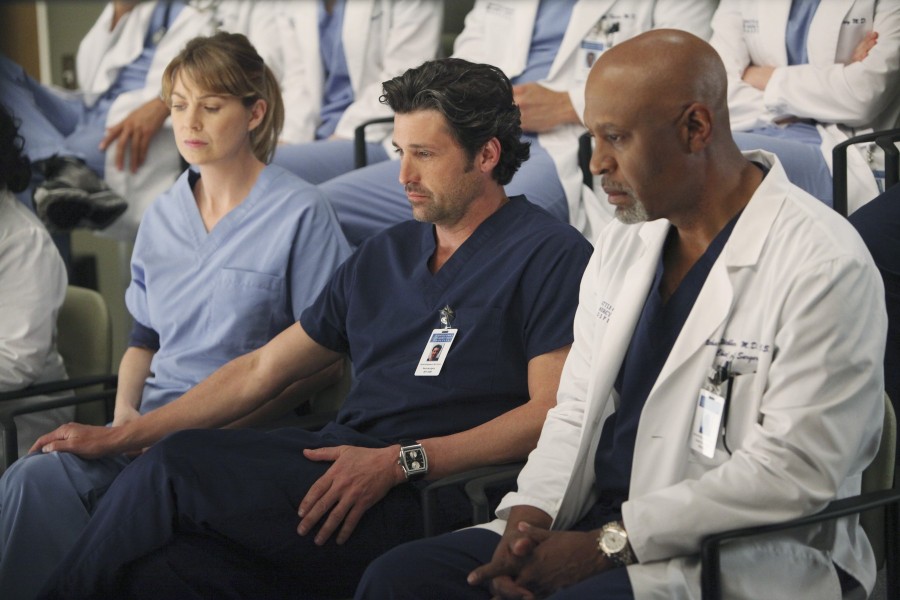 Meredith, Derek et Richard observant une chirurgie