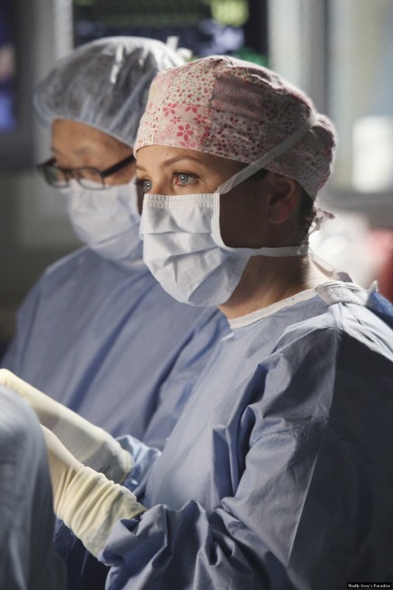 Arizona Robbins (Jessica Capshaw) qui pratique une chirurgie